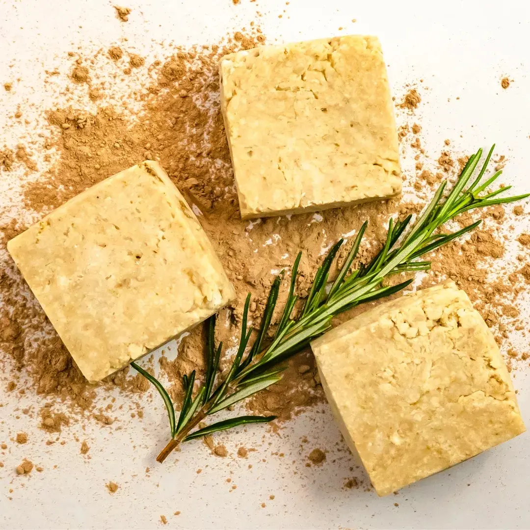 Savons saponifiés à froid au romarin sur fond d'argile